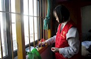 节前慰问暖民心：市纪委市监察局开展志愿者服务活动