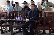 充当“保护伞”被查，他试图买通陪护通风报信