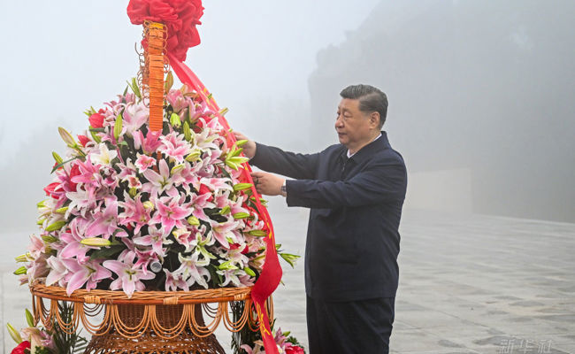 习近平在山西阳泉市向抗战烈士敬献花篮并参观百团大战纪念馆
