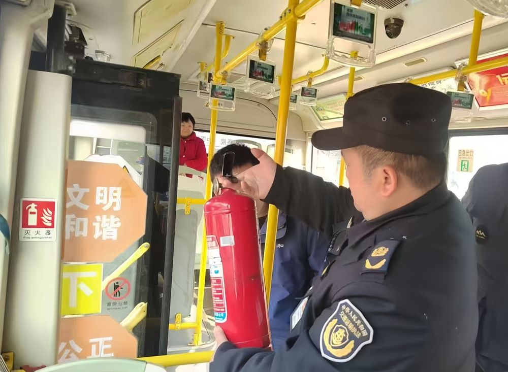县交通局执法人员检查公交车消防设备