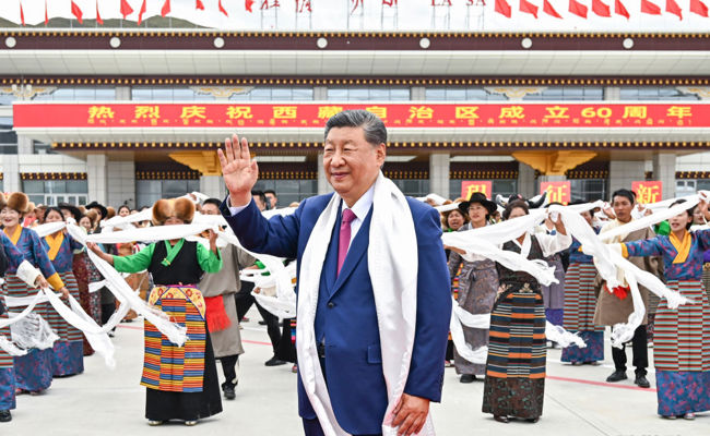 习近平率中央代表团抵达拉萨出席西藏自治区成立60周年庆祝活动
