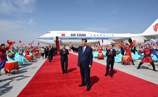 习近平率中央代表团抵达乌鲁木齐出席新疆维吾尔自治区成立70周年庆祝活动